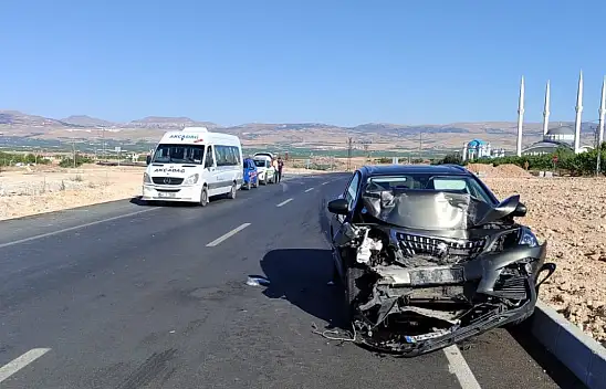 Malatya'da minibüs ile otomobil çarpıştı: 9 yaralı