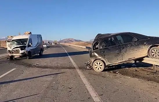 Malatya'da minibüs ile otomobil çarpıştı: 1'i ağır 3 yaralı