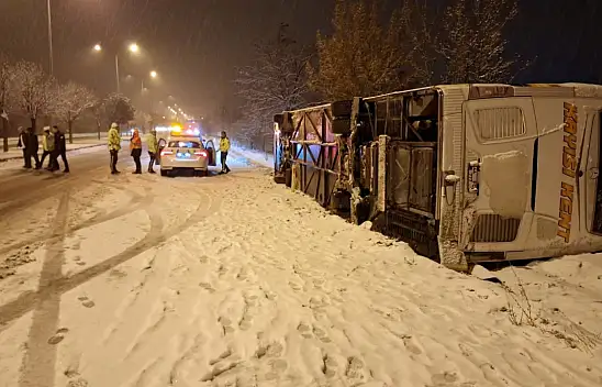 Malatya otobüsü Nevşehir'de buzlu yolda devrildi