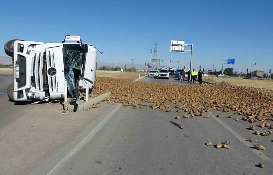 Malatya'da pancar yüklü tır devrildi: 1 yaralı