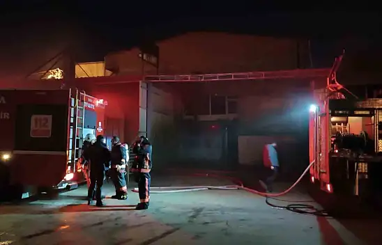 Malatya'da park halindeki 2 araç yanarak kullanılamaz hale geldi