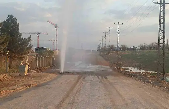 Malatya'da patlayan borudan fışkıran su metrelerce yükseğe çıktı