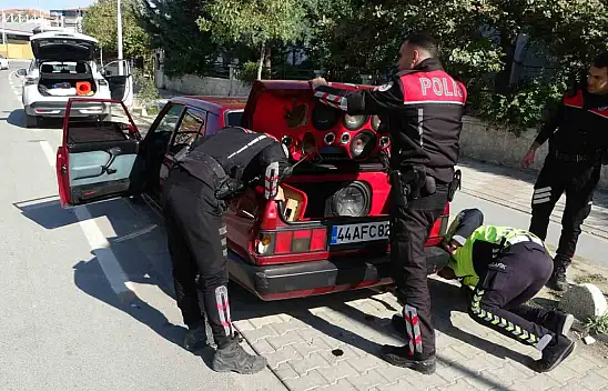 Malatya'da polisin 'dur' ihtarına uymayan araçta uyuşturucu ele geçirildi
