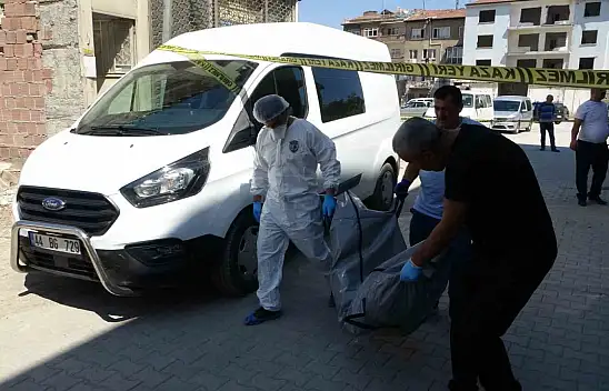 Malatya'da ağır hasarlı binada erkek cesedi bulundu