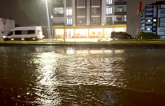 Malatya'da Sağanak Yağış Yolları Göle Çevirdi