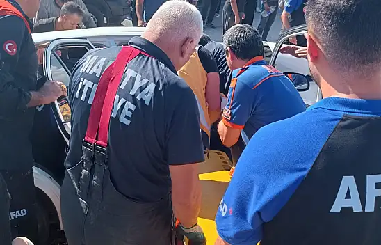 Malatya'da Servis aracı ile otomobil çarpıştı: 15 yaralı
