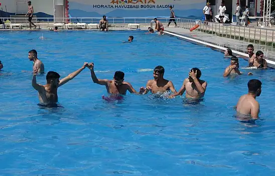 Malatya'da sıcak havalardan bunalan vatandaşlar havuzlara akın etti