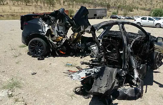 Malatya'da Tesla kazası: Araç ikiye bölündü, 2 hemşire hayatını kaybetti