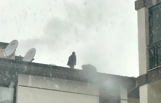 Malatya'da TOKİ Evlerinde Çatıya Çıkan İşçi İndirildi: Darp İddiası