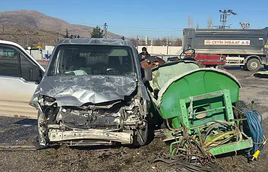 Malatya'da traktör ile hafif ticari araç çarpıştı: 1 yaralı