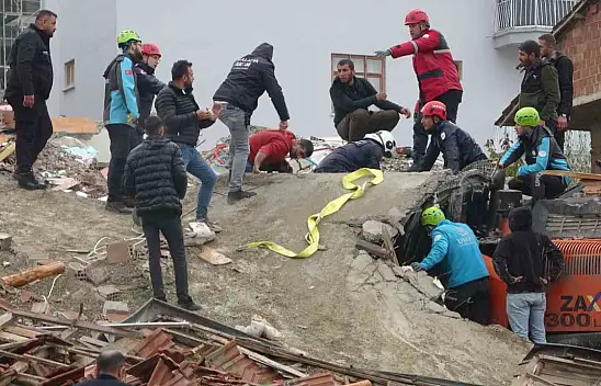 Malatya'da yıkım esnasında enkaz altında kalan operatör kurtarıldı