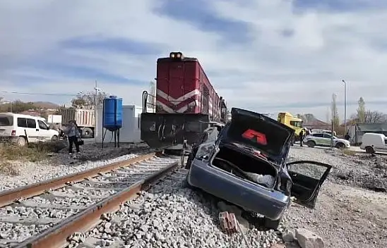 Malatya'da yük treni otomobil ile çarpıştı