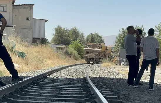 Malatya'da yük treninin çarptığı kişi ağır yaraladı
