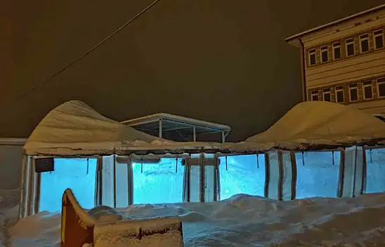 Malatya'nın Akçadağ ilçesinde kar yağışı nedeniyle çadır mescit çöktü