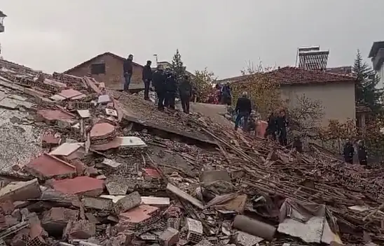 Malatya'da kepçe operatörü enkaz altında kaldı