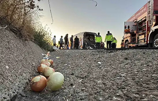 Malatya otobüsü ile soğan yüklü kamyon çarpıştı: 1 ölü, 10 yaralı