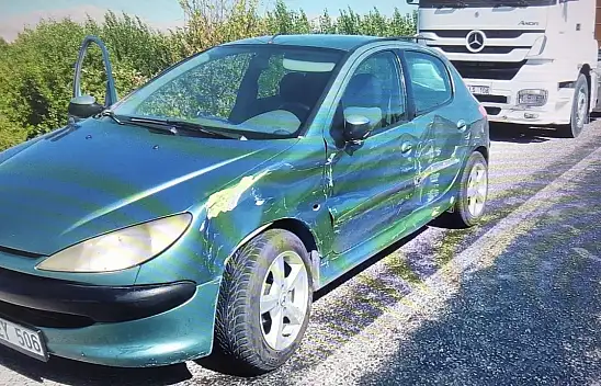 Malatya'da tır otomobili sürükledi 3 yaralı