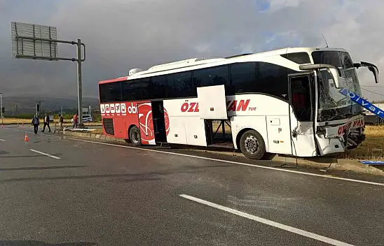 Malatya'da Yolcu otobüsü ile traktör çarpıştı: 1 ölü 1 yaralı