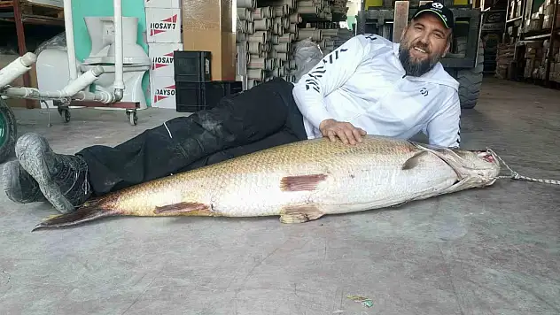 Malatya'da 1 buçuk metrelik balık oltaya takıldı
