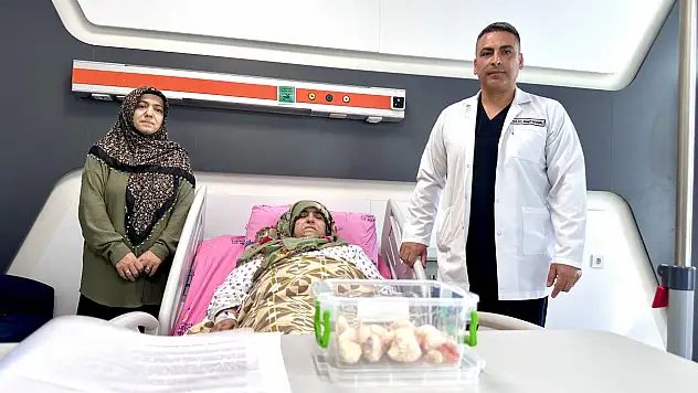 15 Yıl Diz Ağrısı Çekti, Dizinden 24 Taşlaşmış Tümör Çıktı