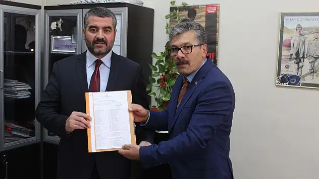 MHP Malatya İl Başkanı mazbatasını aldı