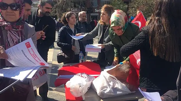 MHP Malatya Kadın Kolları bayrak dağıttı