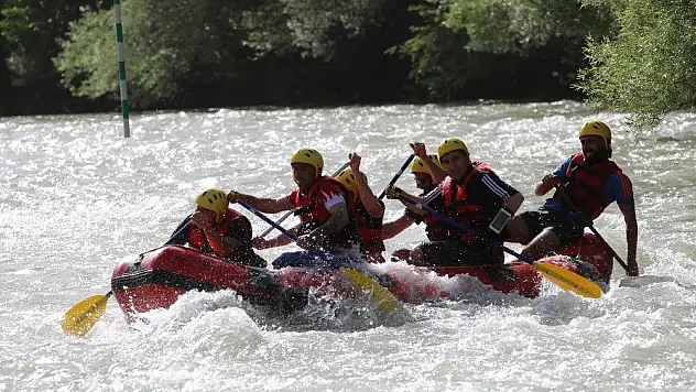'Günün rafting yarışını Vali Sonel tamamladı'
