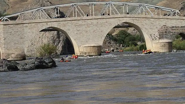 'Tarihi ilçede, Vali ile birlikte Araplar rafting yaptı'
