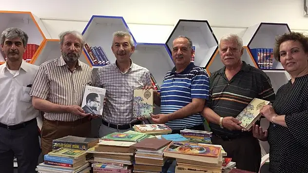 'AKA-DER´den Arapgir´de kitap bağışı'