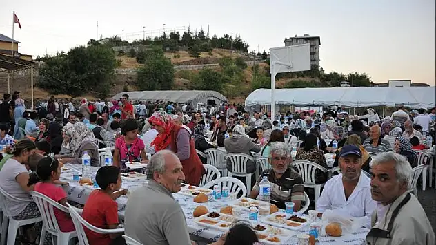 ARAPGİR´DEKİ  `ÇARŞI İFTAR´ PROGRAMINA YOĞUN İLGİ  