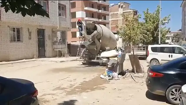 Beton mikseri yol ortasına beton döktü, sürücüye tepki yağdı