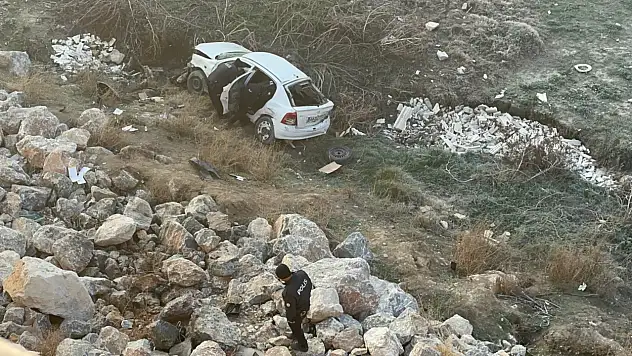 Buzlanma Nedeniyle Köprüden Şarampole Uçan Otomobilde 1 Kişi Hayatını Kaybetti