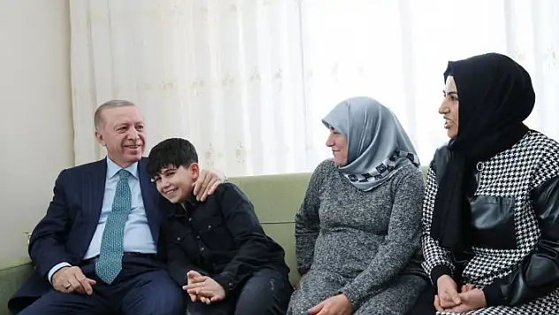 'Cumhurbaşkanı Erdoğandan depremzede aileye ziyaret'