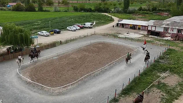 Malatya'da at sevgisi ailece yaşanıyor, tesis yoğun ilgi görüyor
