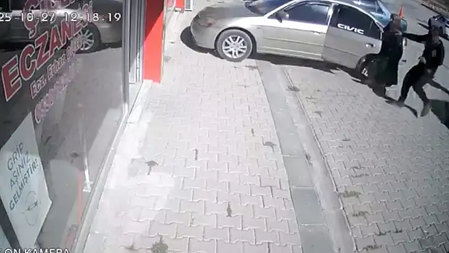 El freni çekilmeyen araç eczaneye girdi