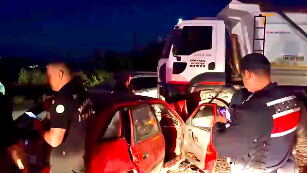 Hafriyat Kamyonu İle Otomobil Çarpıştı: 1 Ölü, 1 Yaralı