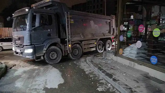 Hafriyat kamyonunun patlayan lastiği iş yerinin camlarını kırdı