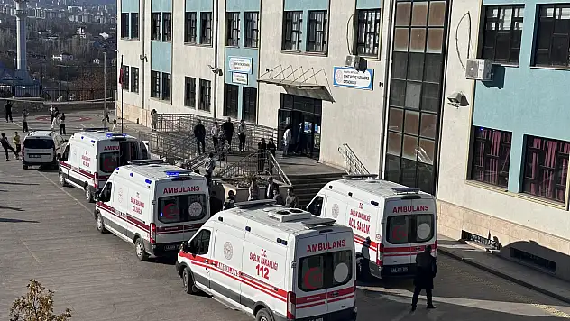 İlkokulda gıda zehirlenmesi şüphesi 10 öğrenci hastaneye kaldırıldı