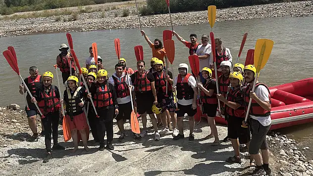 Kavurucu sıcaklarda rafting yaparak serinlediler