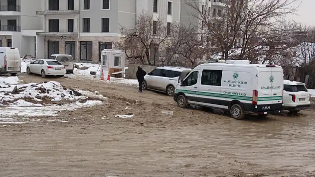 Malatya'da balkondan atlatan şahıs hayatını kaybetti