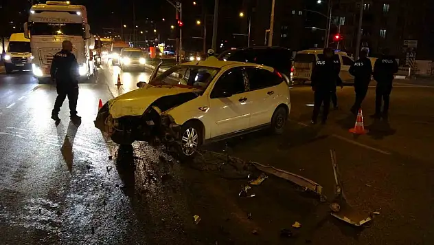 Malatya'da iki aracın çarpıştığı kazada ortalık savaş alanına döndü: 3 yaralı