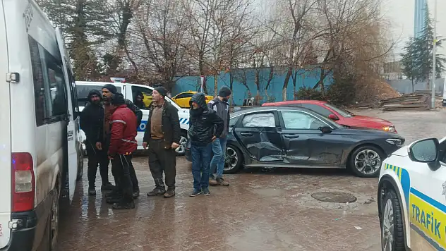 Malatya'da İşçi Servisi İle Otomobil Çarpıştı: 2 Yaralı