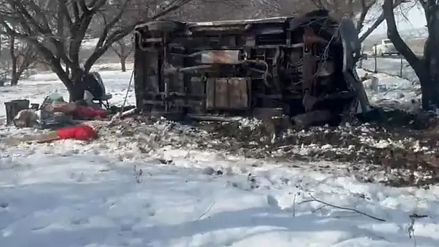 Malatya'da kontrolden çıkan minibüs kayısı bahçesine uçtu