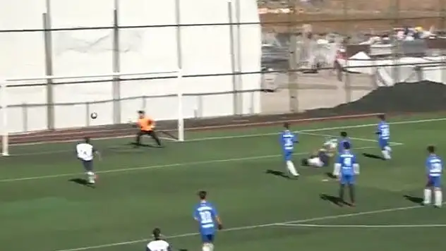 Malatya'da okul sporları futbol müsabakasında ayakta alkışlanan gol