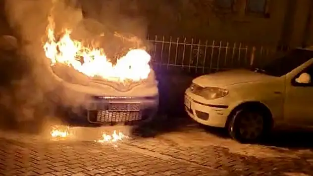 Malatya'da Park Halindeki Araçta Yangın Paniği