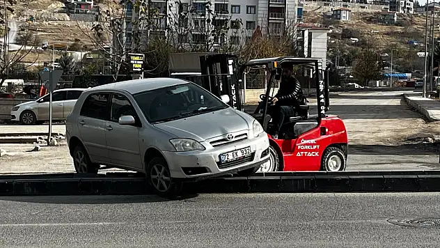 Malatya'da Refüje Çıkan Otomobil Forklift Operasyonu İle İndirildi