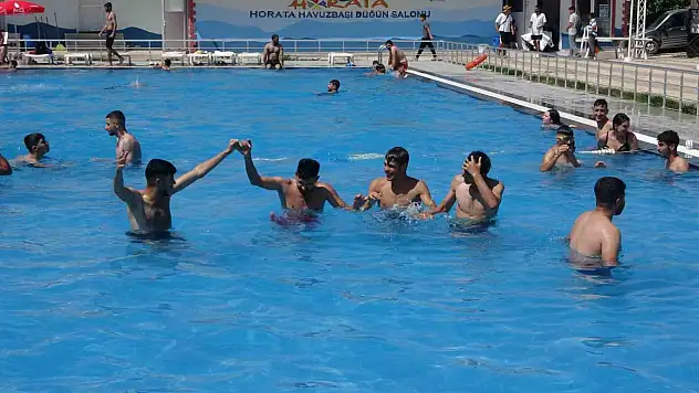 Malatya'da sıcak havalardan bunalan vatandaşlar havuzlara akın etti