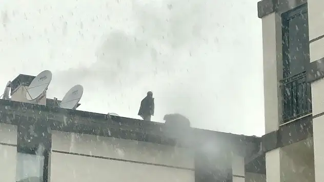 Malatya'da TOKİ Evlerinde Çatıya Çıkan İşçi İndirildi: Darp İddiası