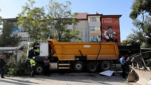 Malatya'da yine hafriyat kamyonu kazası yer bu kez İnönü Caddesi