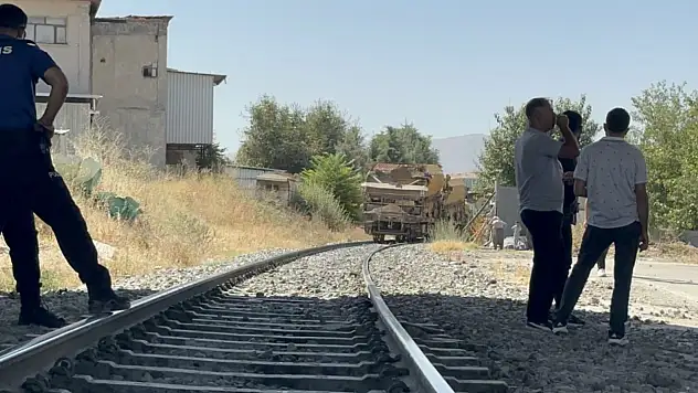 Malatya'da yük treninin çarptığı kişi ağır yaraladı